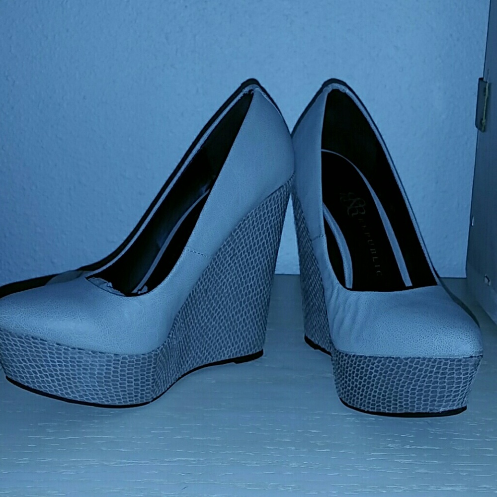 Grey pointy wedge